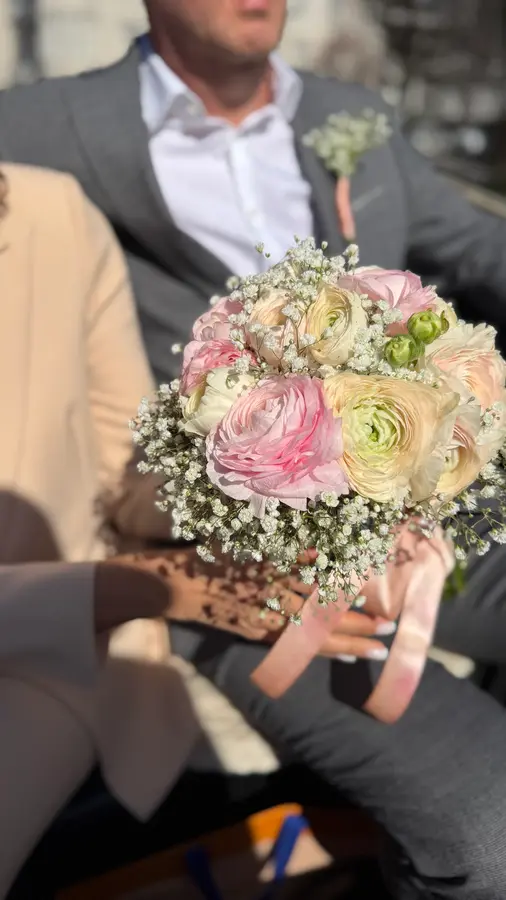 Brautstrauß mit rosa Ranunkeln und Schleierkraut, Bräutigam mit passendem Anstecker