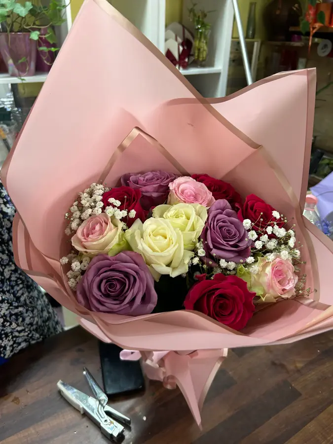 Rosenstrauß in Rot, Rosé, Weiß und Lila in rosa Papier