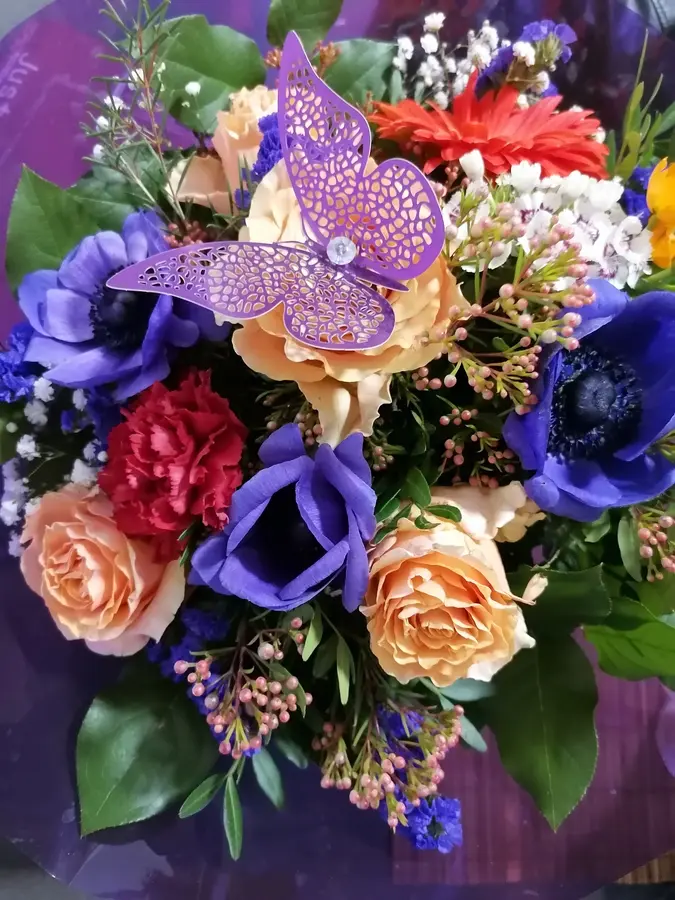Bunter Strauß mit Anemonen, Rosen und Gerbera von oben
